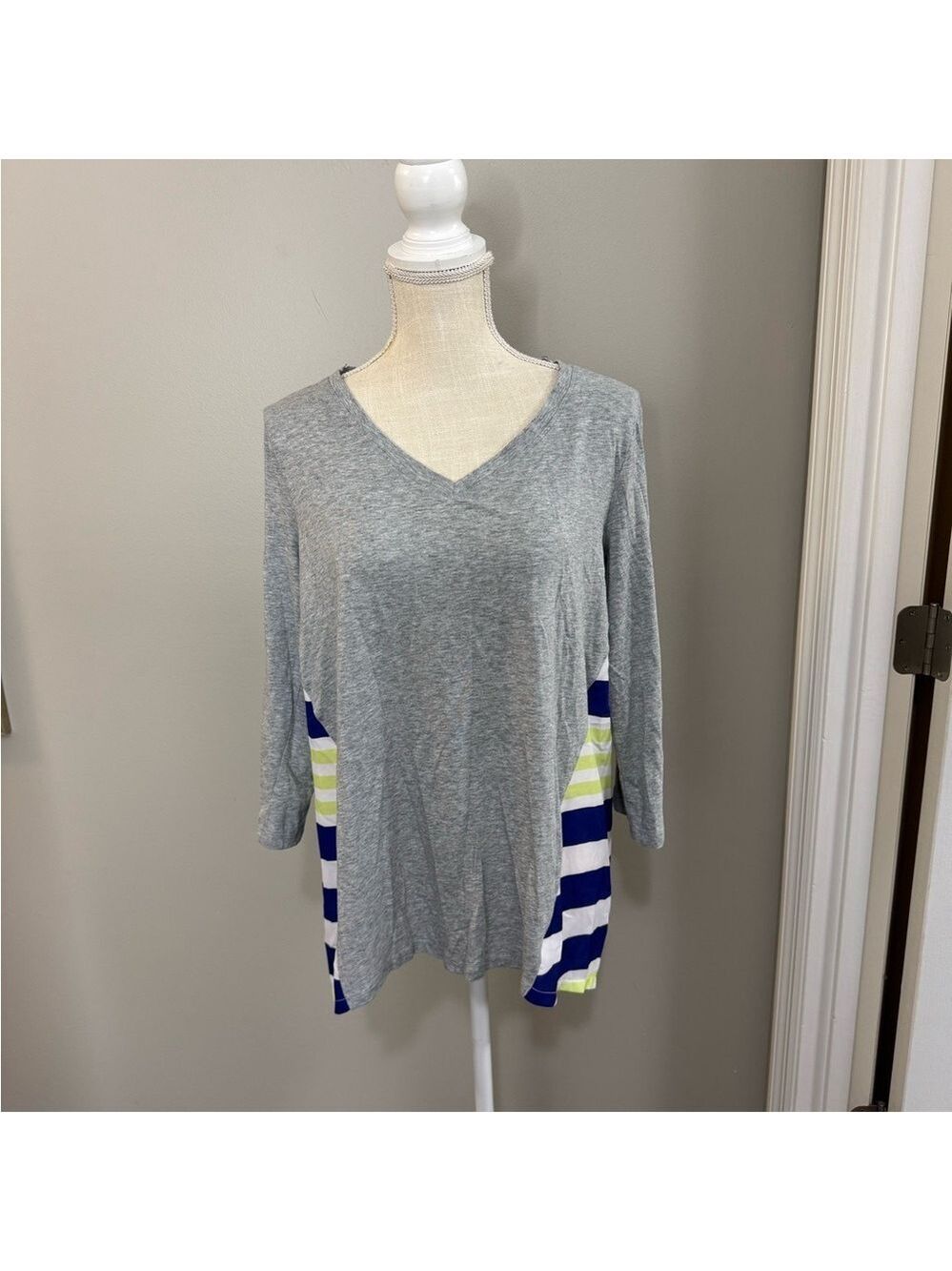 Women's Calvin Klein Performance Long Sleeve Lightweight V-Neck Quick Dri. Med